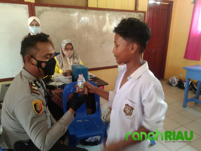 Kejar Target vaksinasi Anak Usia 6 sampai 11 Tahun, Polsek Tebingtinggi barat berikan Susu Gratis 